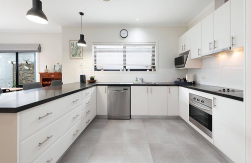 North Albury House | Little Palace on Buckingham - Private and quiet two bedroom, two bathroom apartment