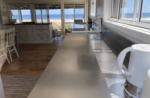 Moorowie Cottage | LITTLE WHITE SHACK on the beach, Hardwicke Bay, Yorke Peninsular