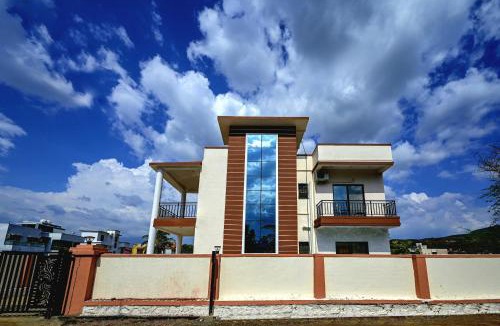 Malavli Villa | ll EMPYREAN STAY ll LUXE ll SU CASA VILLA ll 4BHK ll AC ll LARGE POOL ll POOL TABLE ll