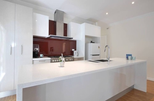 Athelstone House | Looking for a spacious home your family or staff will love? This is it! Free, easy parking and simple, straight forward, keyless check in! Linen hire and air-conditioning (heating & cooling) included!