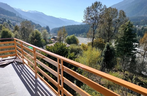 Burwa Bed & Breakfast | Lotus House Mountain View private room with Front Balcony with river View
