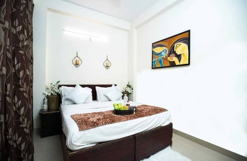 Delhi Apartment | Lovely 1 Bedroom serviced Apartment with covered parking