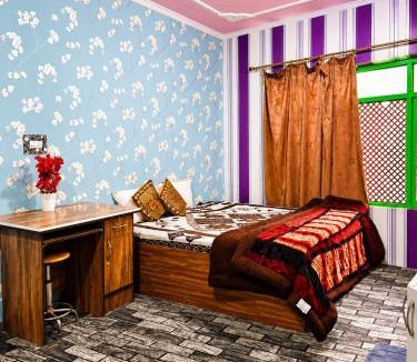 Srinagar House | Luminaire Homestay - Family Stay with Attached Bath & Kitchen