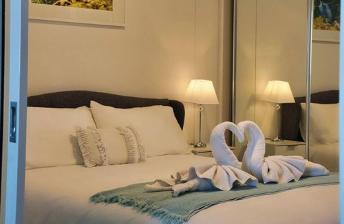 Adelaide Central Business District Apartment | Luxury 1BR CBD Apt with Stunning Views, Pool & Gym