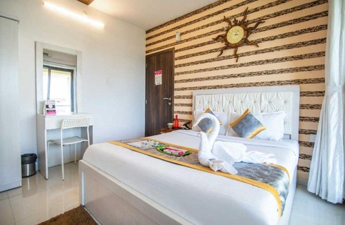 Santacruz Apartment | Luxury 3 Bedroom Apartment Near Mumbai Airport for Working Professionals and Families