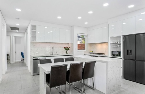 Fremantle Villa | LUXURY POOL VILLA 3 King Bed Suites Walk to beaches and Fremantle City