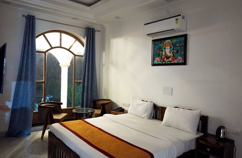 Sawai Madhopur Hotel | luxury room and beautiful garden. located at main ranthambore