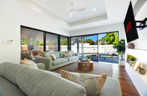 Trinity Park House | Luxury Sunny Oasis with Pool, SUV Hire, Near Marina