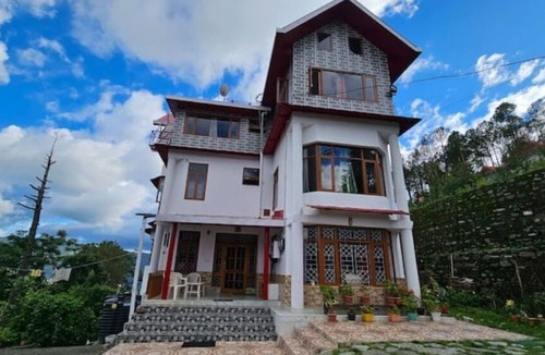 Shimla Apartment | Majestic view Modern comfort.