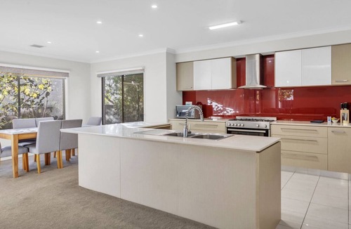 Caroline Springs House | Mammoth on Creekview - 5 Bedrooms, Family Friendly Holiday House