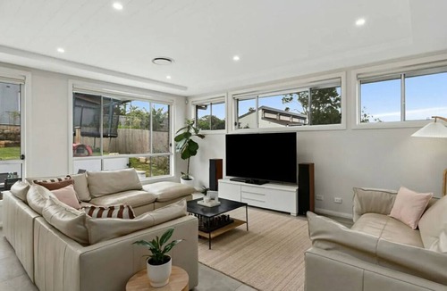 Allambie Heights House | Manly 3km I Modern 5BR Retreat | Pool | Sleeps 13