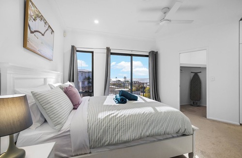Manly House | Manly Beach View Townhouse Haven - Coastal Retreat walk to the shops and water!