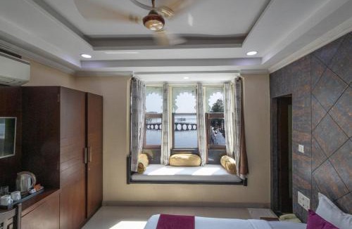 Lake Swaroop Sagar Hotel | Mannat Udaipur Lakeview Boutique
