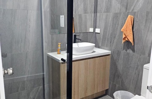 Broadmeadows House | Maruve Guesthouse Plus- Modern Stay near Melb Airport 12 min