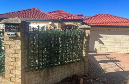 Bentley House | Master room with private bathroom and AC
