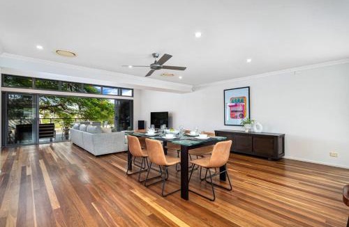 Mermaid Waters House | Mermaid Waters Waterfront Hideaway