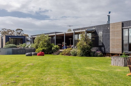 Balnarring Beach House | Merricks View - Rural outlook with Tennis Court & Plunge Pool