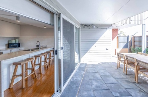 Geelong Villa | Modern 3BR Executive Townhouse in CBD, Mibnb