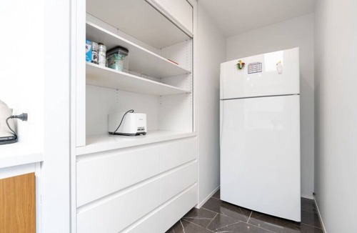 Capital Hill Apartment | Modern 3BR Home 5 mins away from Parliament House