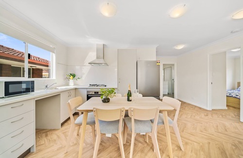 Bateman House | Modern 3BR Retreat | Sleeps 6 | Near Fiona Stanley & Murdoch University ”