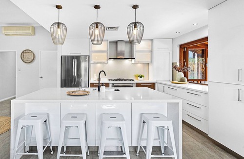 Hillarys House | Modern 4Bedroom, two bathrooms, two living areas, Heated Pool, outdoor entertaining area