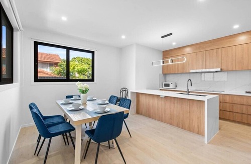 Eight Mile Plains House | Modern 4BR Retreat Near Brisbane CBD