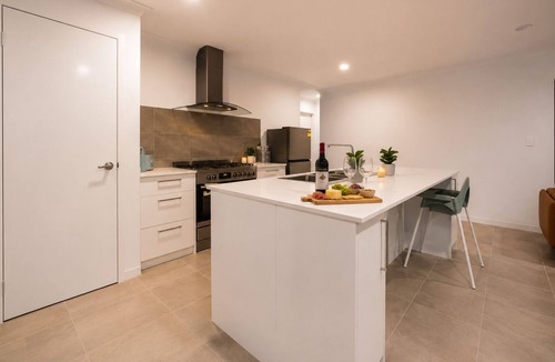 Madora Bay House | Modern coastal retreat in Madora Bay, minutes from the beach. Enjoy spacious living and easy access to Mandurah's coastline, parks, shops, and local attractions—perfect for families and friends.