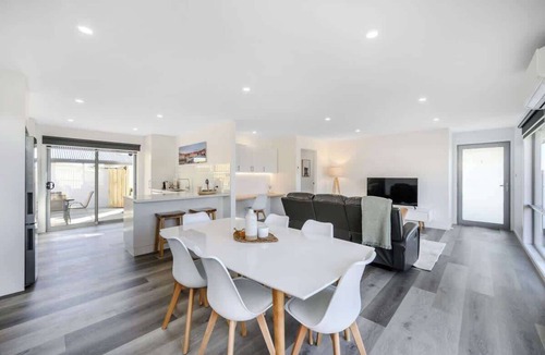 Rokeby House | Modern Escape, 2 Bed/Bath 12 km to CBD/Airport.