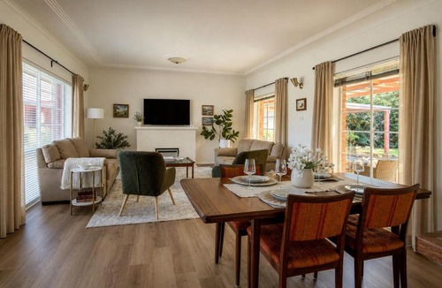 Epping House | Modern Mid-Century Parkland