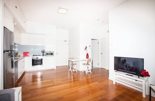 Bulimba Apartment | Modern One Bedroom on Top Floor, Parking and Wifi-Walk to Ferry, Shops and Cafes