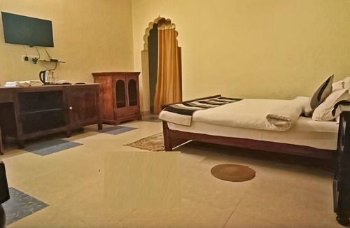 Pushkar Resort | Modern Room at Lush Green Resort Near to Lake and Downtown