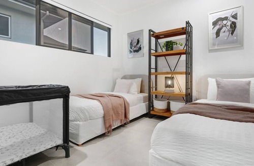 Caravonica House | Modern Tropical Getaway - Cairns/Northern Beaches