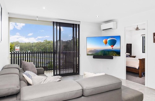 Sandstone Point House | Modern Two Bedroom Unit