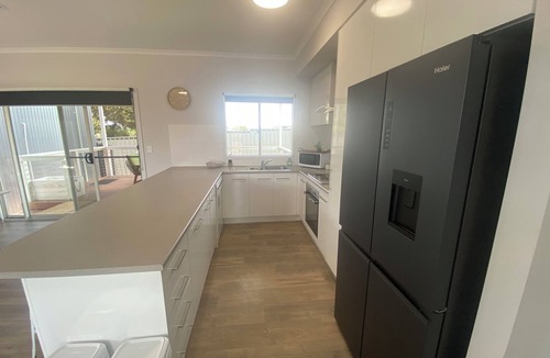 Moonta Bay House | Moonta Bay Holiday Home - Modern holiday home, Free WiFi! Off peak special!