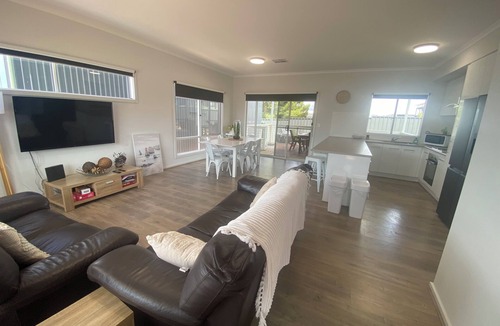 Moonta Bay House | Moonta Bay Holiday Home - Modern holiday home, Free WiFi! Off peak special!