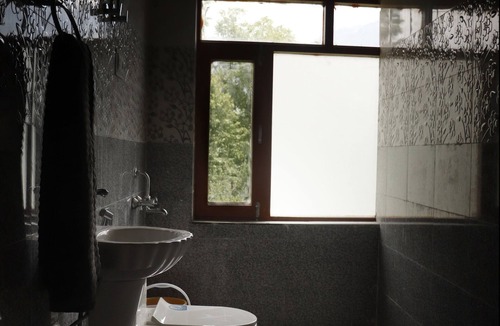 Manali Bed & Breakfast | Mountain Homestay within Apple Orchards(pet friendly)