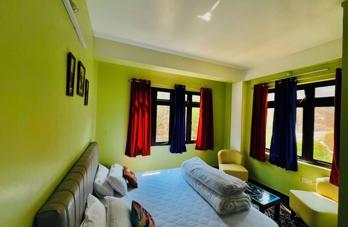 Shillong Hostel | Mountain Views by XTSY