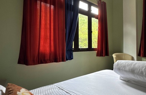 Shillong Hostel | Mountain Views by XTSY
