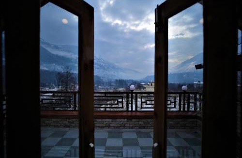 Manali House | Mountainshack Riverside Stay & Cafe