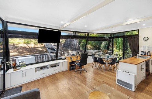 Renmark House | Moving Waters houseboat -moored accommodation