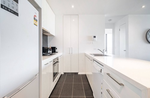 Southbank Apartment | MSA Epic: 3-bed 2-bath with Pool, Gym, Tennis, Carpark near Crown & Eureka