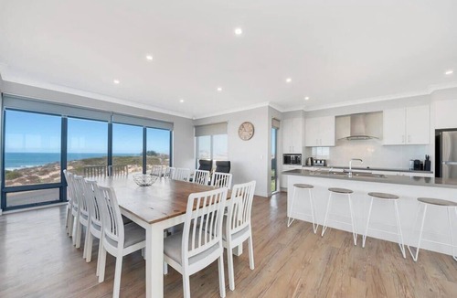 Middleton House | Nauticus Beachfront Luxury House w/Stunning Views