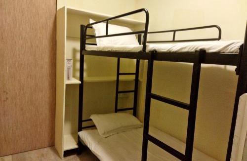 Andheri Hotel | Near Airport AC Couple Friendly Small Cozy Room at a Budget Inn