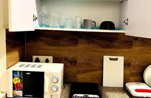 Noida Apartment | Netflix & Chill By Buddies Home