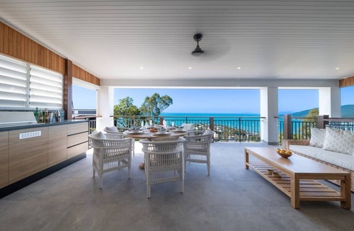 Airlie Beach House | New 3 bed 3.5 bath home in Airlie Beach with breath taking Whitsunday Views