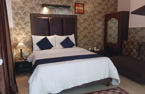 Mussoorie Hotel | New Orange Tree Classic Fall in Mussoorie with pool & parking