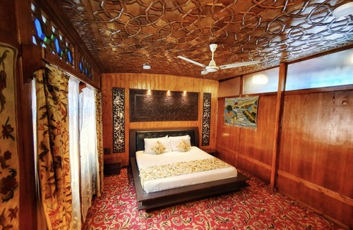 Nagin Bagh Hotel | Nigeen Heritage Houseboats