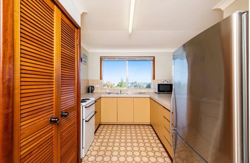 Guilderton House | Ninettas View - Budget beachside accommodation
