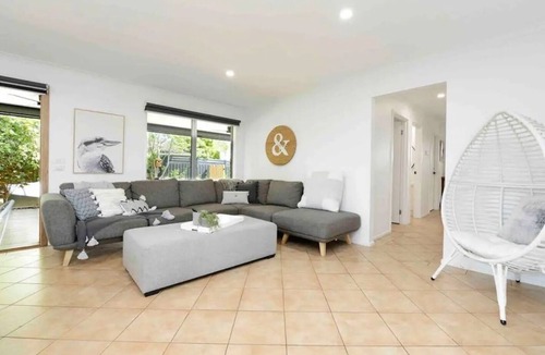 Frankston East House | Nirvana Retreat - Large modern 5 bedroom house with outdoor spa
