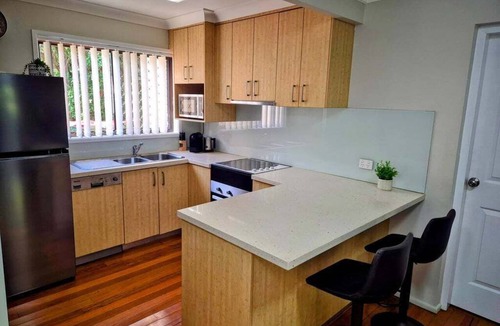 Tewantin Apartment | Noosaville Getaway, Walk to River, Marina and Boat Ramp